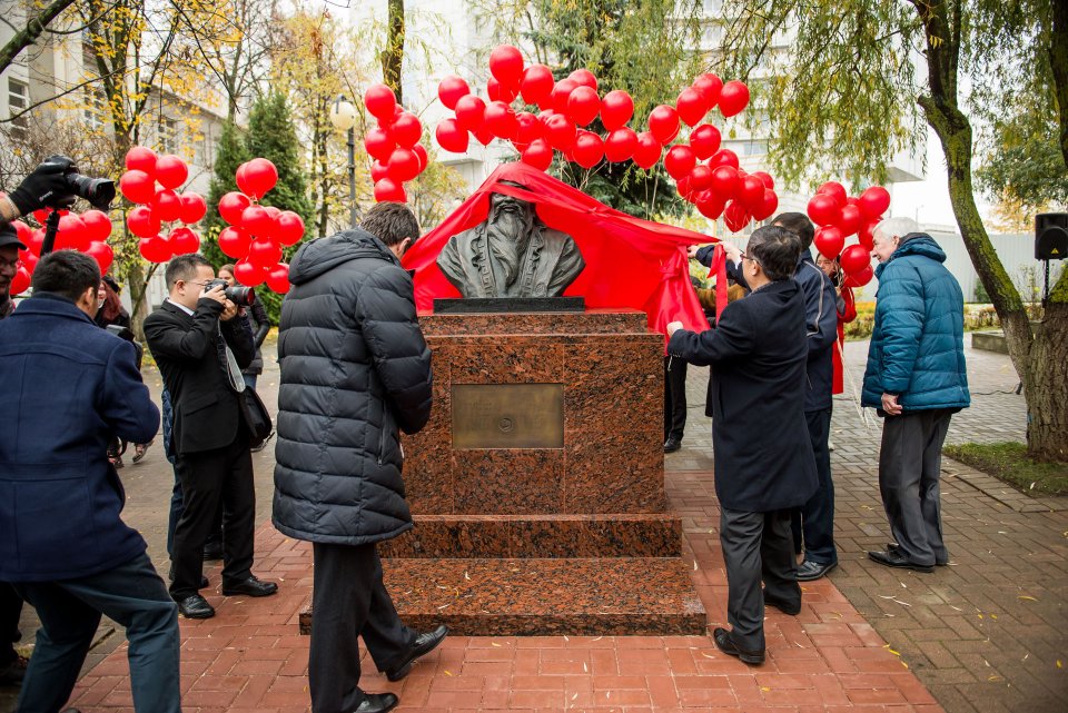 Открытие бюста Конфуция